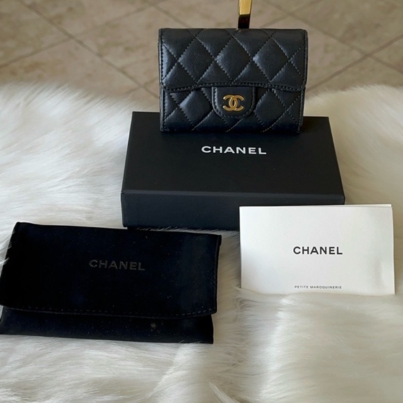 Auth Chanel Classic Flap Card Holder EUC comes w everything. Gift Ready! 🎁 - Picture 3 of 16